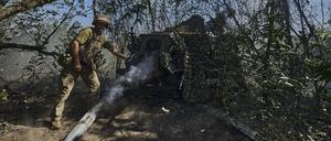 Ein ukrainischer Soldat der 31. Brigade feuert eine D-30-Kanone auf russische Stellungen an der Frontlinie. 