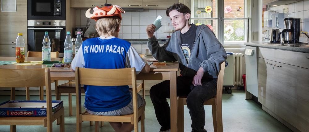 Praktikant Florian Müller und ein Zwölfjähriger im Berliner Notdienst in der Gitschiner Straße