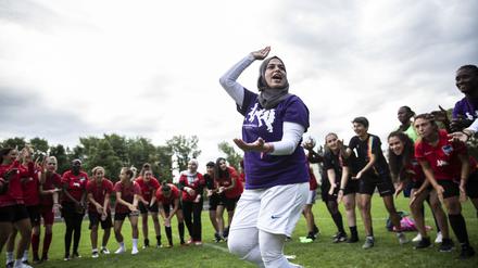 Das „Discover Football“ Festival findet 2023 zum 11. Mal in Kreuzberg statt. Rund 100 Fußballerinnen nehmen teil. 