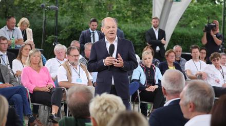 Bundeskanzler Olaf Scholz (M, SPD) spricht bei einem Gespräch mit Bürgerinnen und Bürgern im egapark.