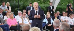 Bundeskanzler Olaf Scholz (M, SPD) spricht bei einem Gespräch mit Bürgerinnen und Bürgern im egapark.