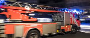 Drehleiter der Berliner Feuerwehr beim Ausrücken aus der Feuerwache 1300 in Berlin-Prenzlauer Berg.