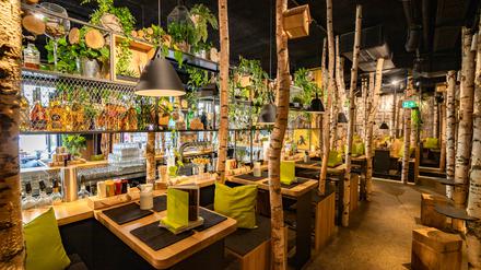 Der Wald im Burgergrill: Die Birkenstämme sind ein Markenzeichen von Hans im Glück.