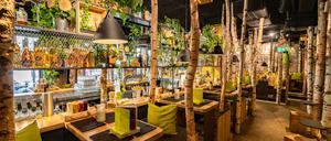 Der Wald im Burgergrill: Die Birkenstämme sind ein Markenzeichen von Hans im Glück.