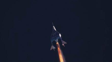 Das private Raumfahrtunternehmen Virgin Galactic hat erstmals Touristen ins All gebracht.
