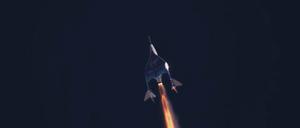 Das private Raumfahrtunternehmen Virgin Galactic hat erstmals Touristen ins All gebracht.