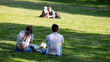 Menschen genießen im Volkspark Friedrichshain ihre Freizeit in der Sonne.