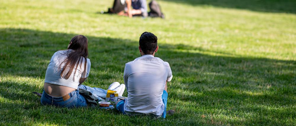 Menschen genießen im Volkspark Friedrichshain ihre Freizeit in der Sonne.