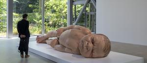 In der Fondation Cartier: Die Plastik „A Girl“ von Ron Mueck aus dem Jahr 2006