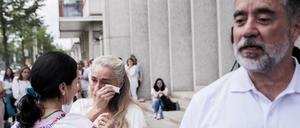 Carolina Castañeda (M) und Javier Sanchez (r), Eltern der verstorbenen 24-Jährigen.