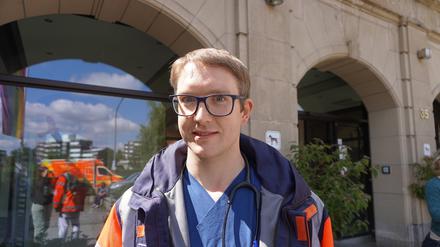 Notarzt Frederick Voß steht in Wuppertal vor dem Krankenhaus, in dem er arbeitet, wenn er keine Notarzteinsätze hat.