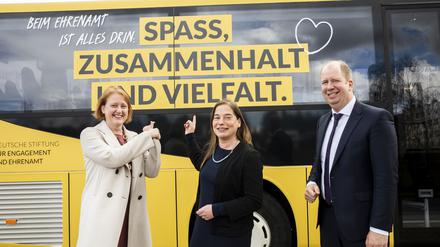 Die beiden Vorstände Jan Holze und Katarina Peranic mit Bundesfamilienministerin Lisa Paus, die in diesem Jahr den Stiftungsratsvorsitz inne hat.