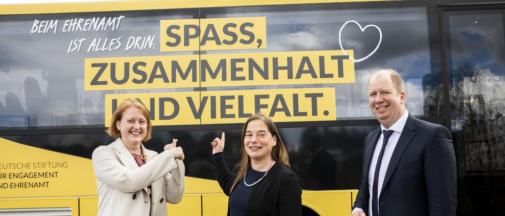 Die beiden Vorstände Jan Holze und Katarina Peranic mit Bundesfamilienministerin Lisa Paus, die in diesem Jahr den Stiftungsratsvorsitz inne hat.