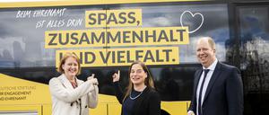 Die beiden Vorstände Jan Holze und Katarina Peranic mit Bundesfamilienministerin Lisa Paus, die in diesem Jahr den Stiftungsratsvorsitz inne hat.