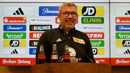 Keine Spur von Anspannung: Union-Trainer Urs Fischer vor dem DFB-Pokalspiel gegen den FC-Astoria Walldorf. 