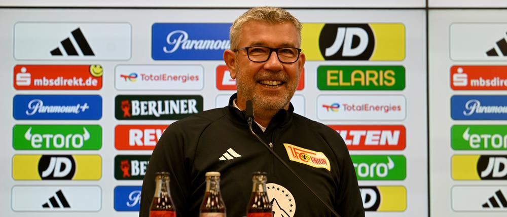 Keine Spur von Anspannung: Union-Trainer Urs Fischer vor dem DFB-Pokalspiel gegen den FC-Astoria Walldorf.