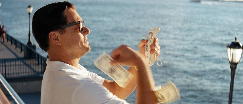 Im Film „Wolf of Wall Street“ wirft die Hauptfigur Jordan Belfort, gespielt von Leonardo Dicaprio, buchstäblich mit Geld um sich.