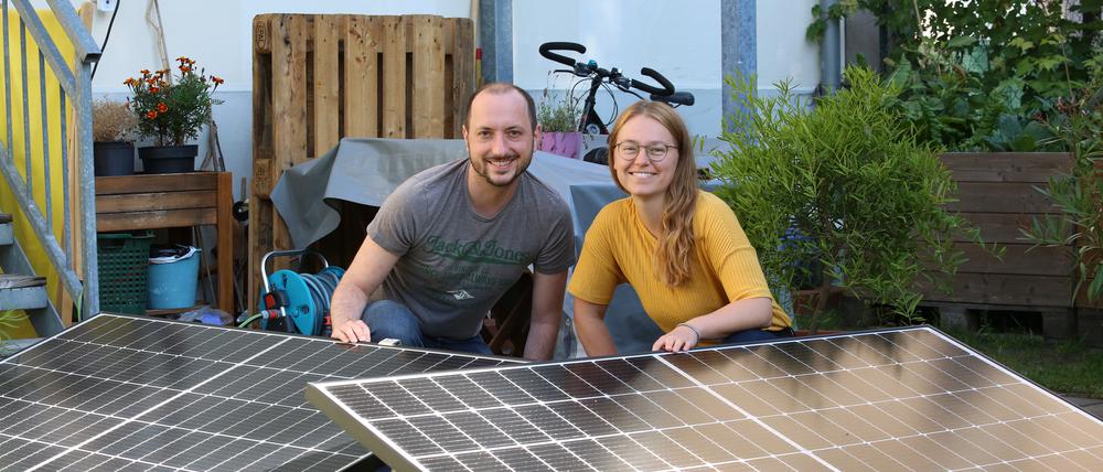 So lebt es sich mit Balkonkraftwerk in Potsdam: Jana Schelte und ihr Partner haben sich eine Solaranlage mit 800 Watt Leistung angeschafft.