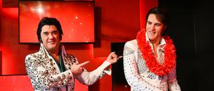 Elvis im Doppelpack: Grahame Patrick (links) enthüllte die neue Figur. 