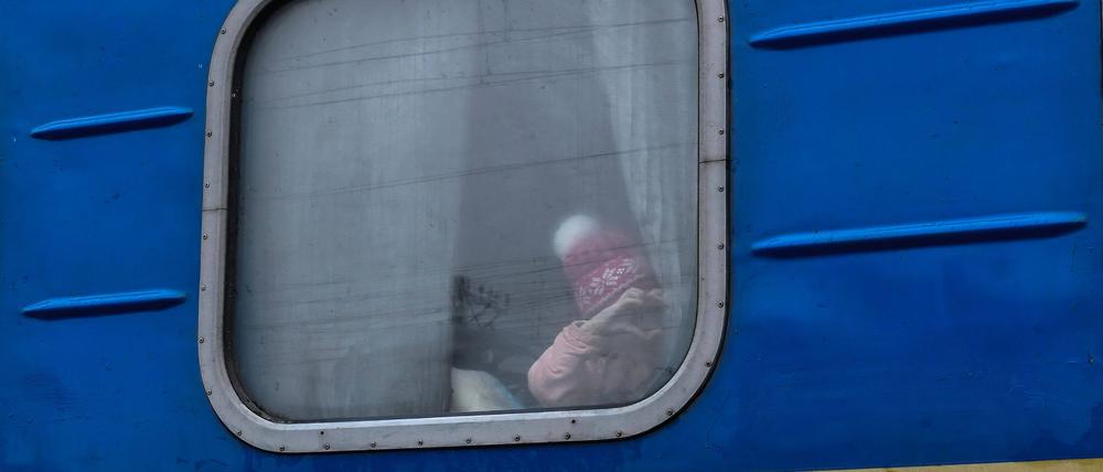 Ein kleines Mädchen in einem Evakuierungszug in Kramatorsk.