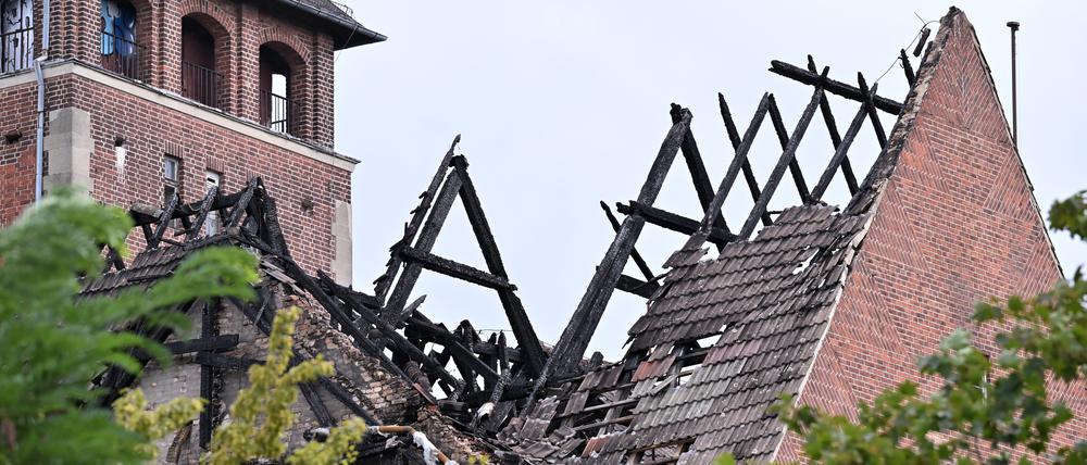 Ehemaliges Landtagsgebäude auf dem Brauhausberg nach dem Brand.