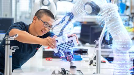 Bosch bekommt ein eigenes Sprachmodell, ähnlich zu ChatGPT. Alle Mitarbeitenden sollen Zugang haben. Die Technologie liefert ein deutsches Start-up.