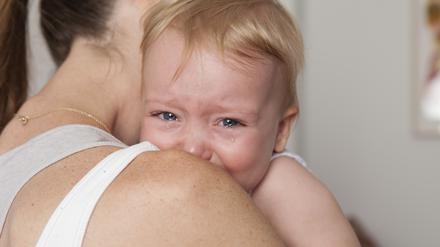 Raum für Gefühle schaffen: Eltern sollten weinende Kinder Experten zufolge nicht möglichst schnell wieder fröhlich stimmen, sondern wertfrei für sie da sein.