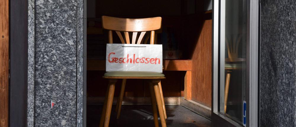  News Bilder des Tages 15.04.2020, xblx, Tag der Entscheidung: kommt es zu Lockerungen, noch geschlossenes Geschäft, emwirt Frankfurt am Main *** 15 04 2020, xblx, day of decision there will be loosening, still closed business, emwirt Frankfurt am Main