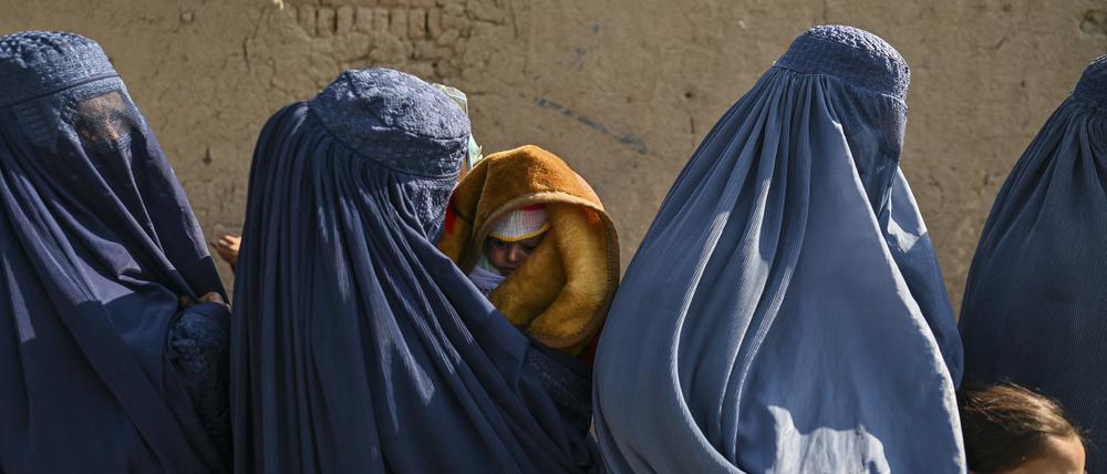 Frauen in Burka an einer Verteilstelle für Lebensmittel in einem Vorort von Kabul (Archivbild vom 6. November 2021)