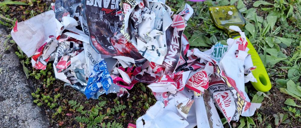 Reste von Hass-Aufklebern liegen auf dem Boden. In einer Säuberungsaktion haben Freiwillige Hass-Aufkleber aus dem Stadtbild von Burg entfernt. 