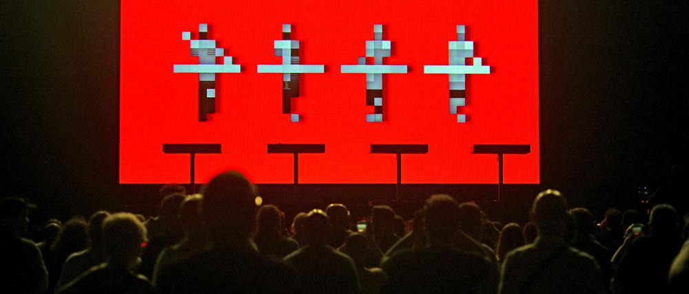 Auftritt von Kraftwerk während des Jardins de Terramar Festivals in Sitges, Spanien.