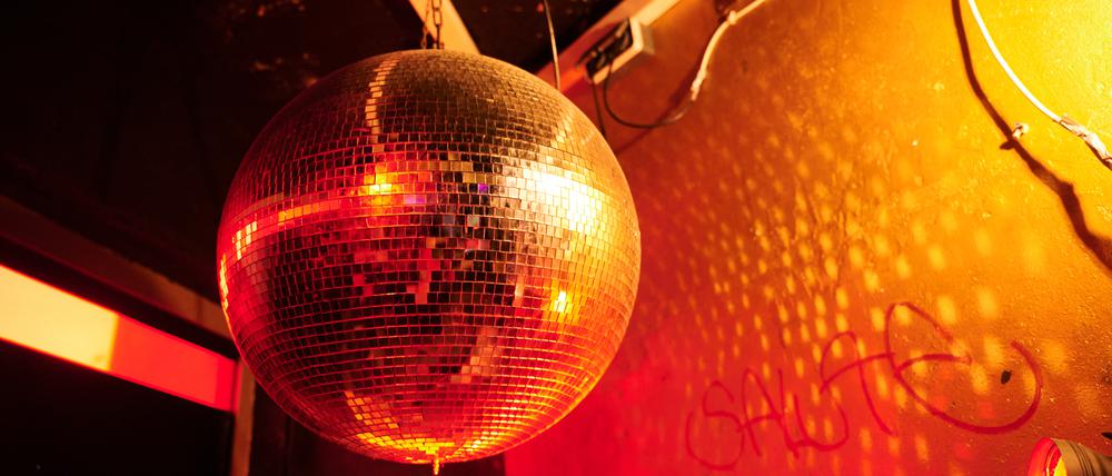 Während eines Rundgangs durch die Berliner Clubkultur leuchtet eine Diskokugel im Club Golden Gate. 
