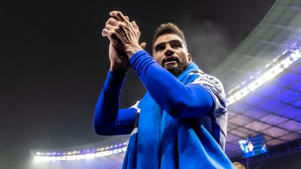 Fußball: Bundesliga, Hertha BSC - Arminia Bielefeld, 15. Spieltag, Olympiastadion. Kevin-Prince Boateng von Hertha BSC bedankt sich nach dem Spiel bei den Fans.