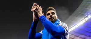 Fußball: Bundesliga, Hertha BSC - Arminia Bielefeld, 15. Spieltag, Olympiastadion. Kevin-Prince Boateng von Hertha BSC bedankt sich nach dem Spiel bei den Fans.