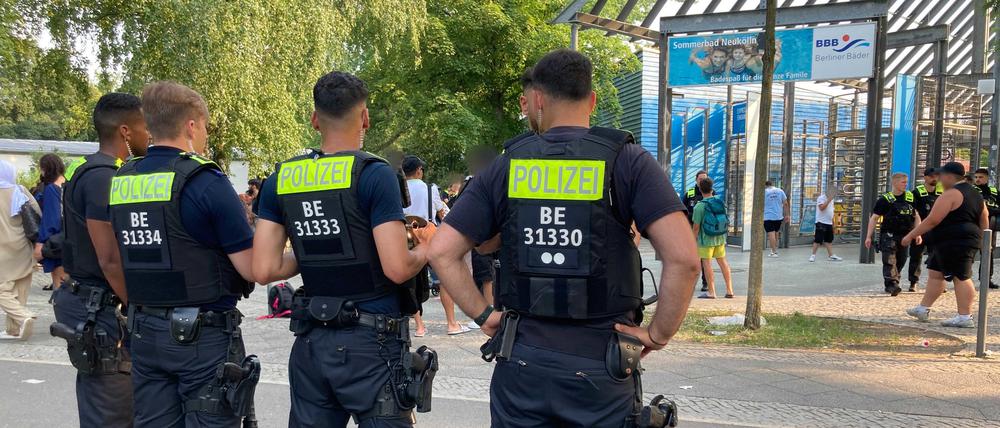 Polizisten stehen im Spätsommer des Jahres 2023 vor dem Eingang des Sommerbad in Neukölln. Das Berliner Freibad wird wegen seiner Lage am Columbiadamm auch Columbiabad genannt. (Archivbild)
