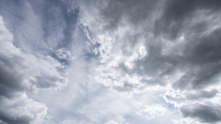 Dunkle Wolken ziehen auf.