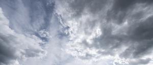 Dunkle Wolken ziehen auf.