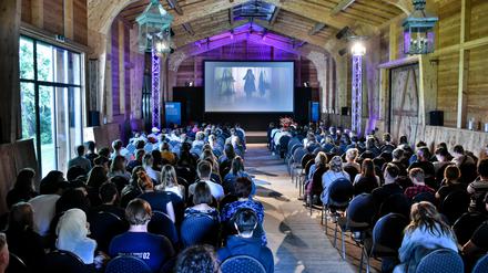  Magischer Ort. Die Kuturscheune von Gut Eibenhof in Bad Saarow ist der Hauptspielort des Festivals „Film ohne Grenzen“.
