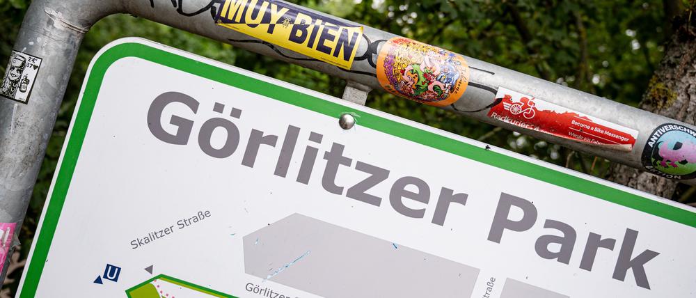 Ein Schild mit einer Karte steht im Görlitzer Park.