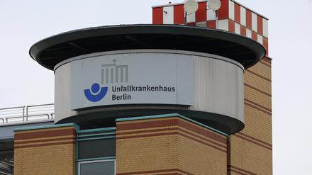 12.08.2023, Berlin: Blick auf das Unfallkrankenhaus Berlin im Bezirk Marzahn. Ein Mann soll in der vergangenen Nacht am Krankenhaus erschienen sein und erklärt haben, dass in seinem Auto ein totes Baby liege. In der Wohnung des Mannes hätten Ermittler anschließend Spuren gesichert. Eine Reanimation in der Klinik blieb laut Polizei und Staatsanwaltschaft erfolglos. Foto: Jörg Carstensen/dpa +++ dpa-Bildfunk +++