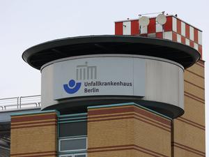 12.08.2023, Berlin: Blick auf das Unfallkrankenhaus Berlin im Bezirk Marzahn. Ein Mann soll in der vergangenen Nacht am Krankenhaus erschienen sein und erklärt haben, dass in seinem Auto ein totes Baby liege. In der Wohnung des Mannes hätten Ermittler anschließend Spuren gesichert. Eine Reanimation in der Klinik blieb laut Polizei und Staatsanwaltschaft erfolglos. Foto: Jörg Carstensen/dpa +++ dpa-Bildfunk +++