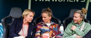 Mit der Bundestrainerin. Kemme (Mitte) mit Voss-Tecklenburg und Josephine Henning auf der Bank.