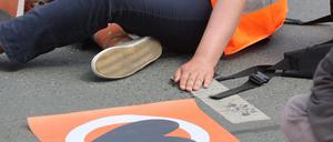 ARCHIV - 12.06.2023, Thüringen, Jena: Aktivisten der «Letzten Generation» blockieren eine Straße.