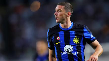 Der Sponsorenname auf dem Trikot passt schon einmal bei Robin Gosens, die Farben allerdings noch nicht.