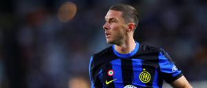 Der Sponsorenname auf dem Trikot passt schon einmal bei Robin Gosens, die Farben allerdings noch nicht.