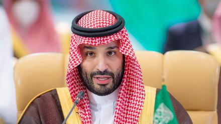 HANDOUT - 25.10.2021, Saudi-Arabien, Riad: Auf diesem vom saudischen Königspalast zur Verfügung gestellten Foto spricht der saudische Kronprinz Mohammed bin Salman während des «Green Initiative Summit» in Riad. Foto: Bandar Aljaloud/Saudi Royal Palace via AP/dpa - ACHTUNG: Nur zur redaktionellen Verwendung im Zusammenhang mit der aktuellen Berichterstattung und nur mit vollständiger Nennung des vorstehenden Credits +++ dpa-Bildfunk +++