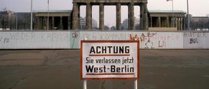  Achtung, sie verlassen jetzt West-Berlin - Warnschild an der Berliner Mauer vor dem Brandenburger Tor