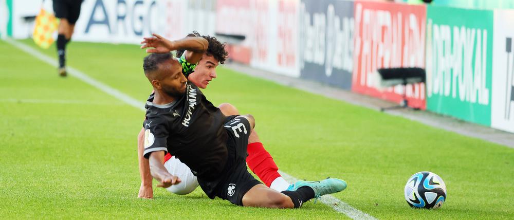 Halle - Fuerth / DFB Pokal Halle, 12.08.2023, Leuna Chemie Stadion, Fussball, DFB-Pokal, 1.Hauptrunde , Hallescher FC vs. SpVgg Greuther Fürth 0:1 0:1 , Im Bild von links Henry Jon Crosthwaite 14, Halle, Julian Green 37, GFuerth. , Nur zur redaktionellen Nutzung. Only editorial use. , DFB / DFL regulations prohibit any use of photographs as image sequences and/or quasi-video. , *** Halle Fuerth DFB Pokal Halle, 12 08 2023, Leuna Chemie Stadion, Football, DFB Pokal, 1 Hauptrunde , Hallescher FC vs SpVgg Greuther Fürth 0 1 0 1 , Pictured from left Henry Jon Crosthwaite 14, Halle , Julian Green 37, GFuerth , For editorial use only , DFB DFL regulations prohibit any use of photographs as image sequences and or quasi video , Picture Point