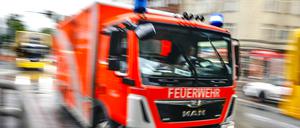 Fahrzeug der Berliner Feuerwehr auf dem Weg zum Einsatzort. Symbolbild