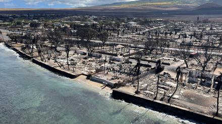 Verbrannte Häuser an der Küste von Maui. 